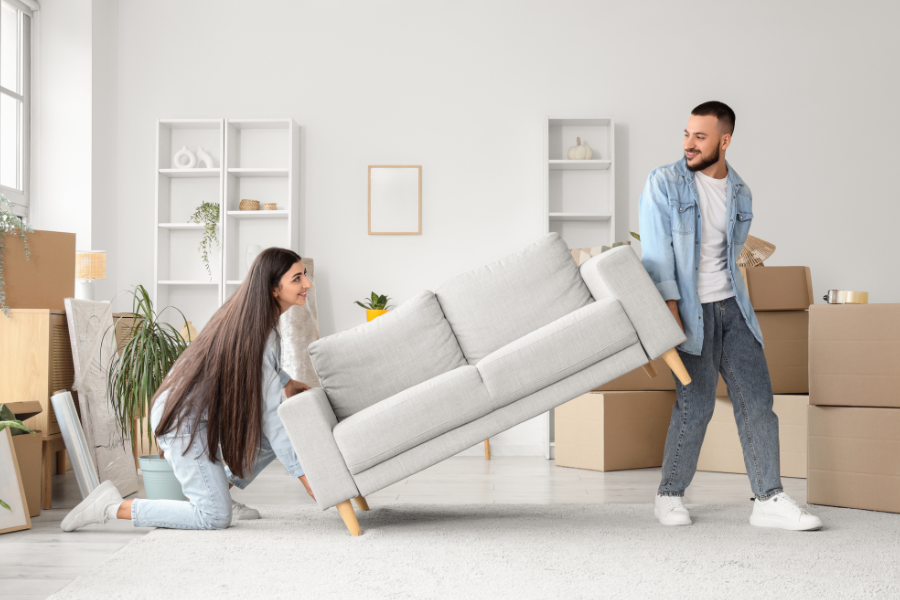 Casal a fazer mudanças para a sua nova casa